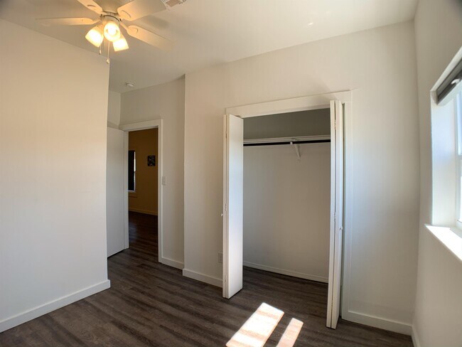 Building Photo - 404 N Findlay Ave