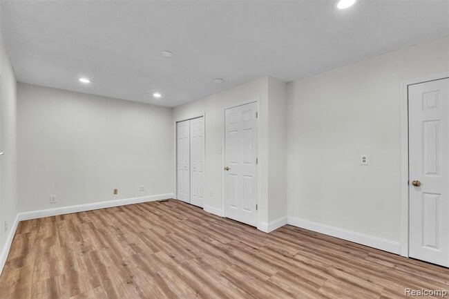 Building Photo - 8165 Leonard Dr