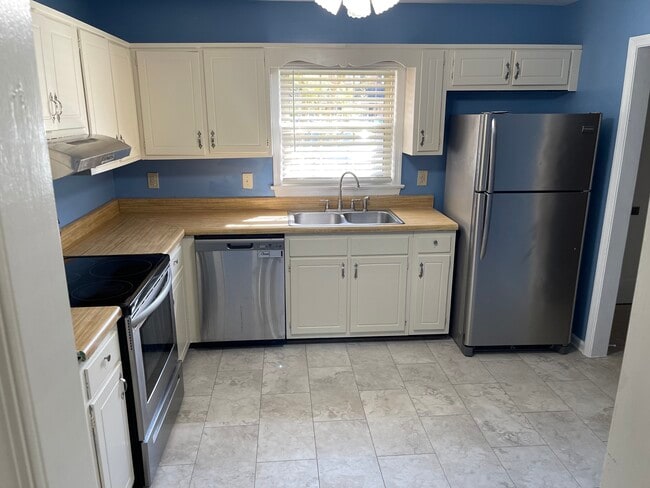 Nice Size KITCHEN - 221 Bailiff Ct