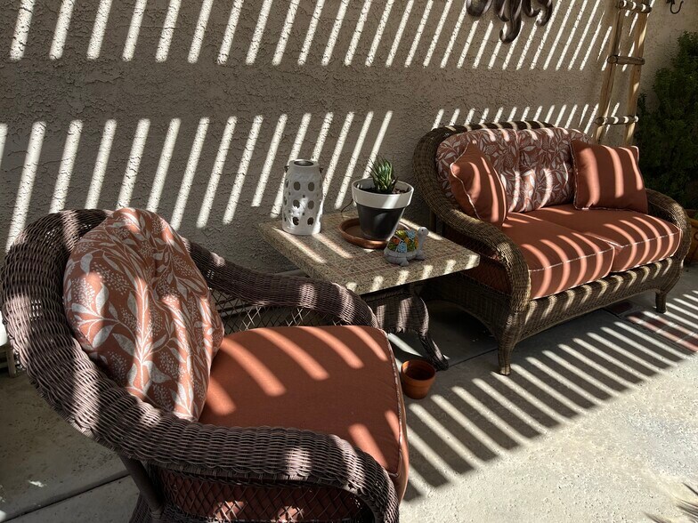 New front courtyard furniture - 116 Avellino Cir