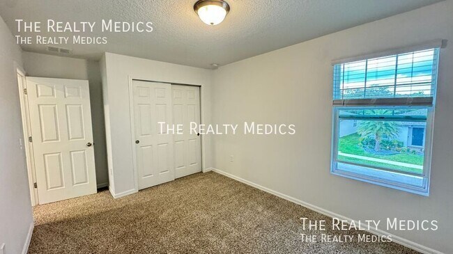 Building Photo - 2401 White Tail St