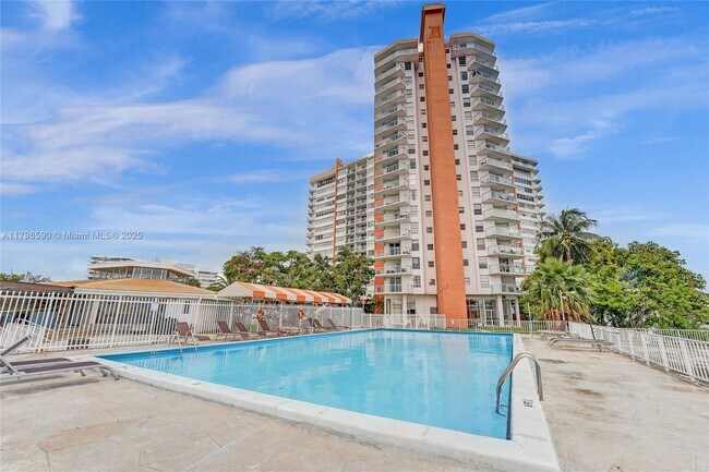 Building Photo - 1301 NE Miami Gardens Dr