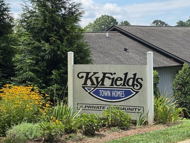 Building Photo - Weaverville - Well Kept Townhome with Flex Space