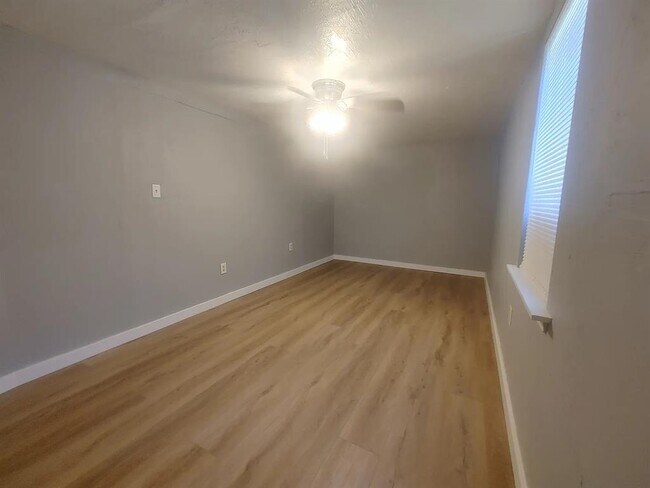 Building Photo - 1013 Elm Ave