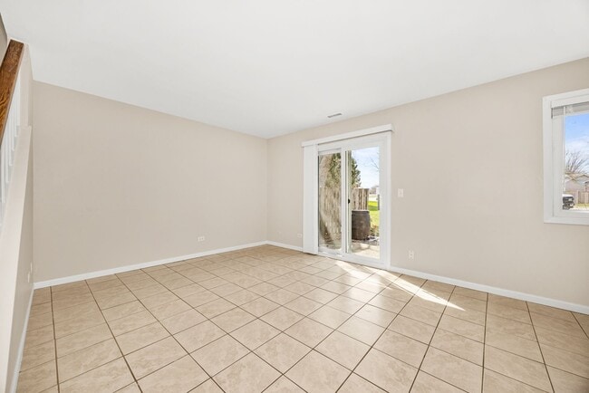 Building Photo - Carol Stream Townhome with Three Bedrooms and One Car Garage