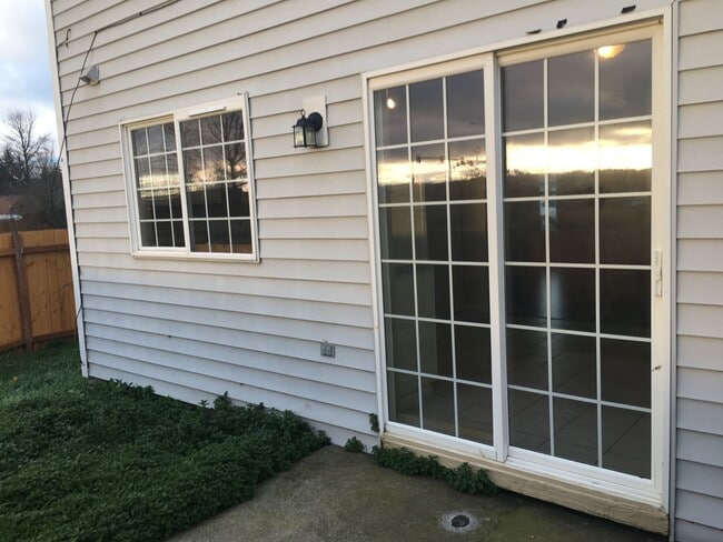 Building Photo - Updated Duplex -3 Bedroom 1.5 Bath - 4886 Fergus Avenue!