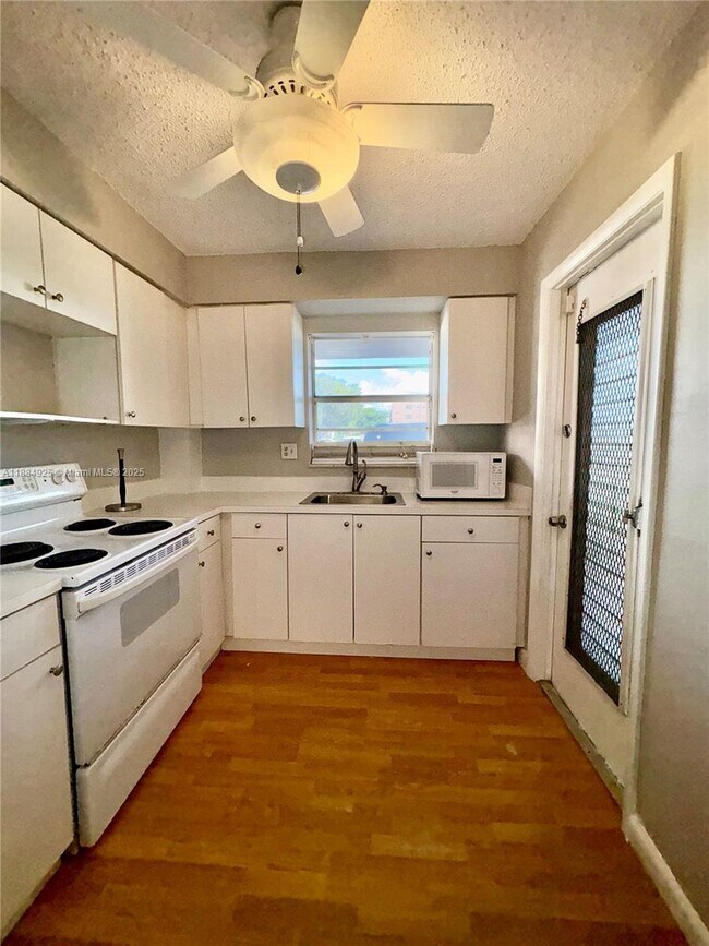 Building Photo - 1200 Tallwood Ave