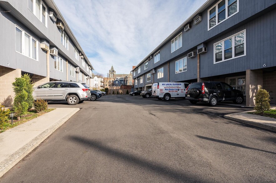 Building Photo - 72 Henry St