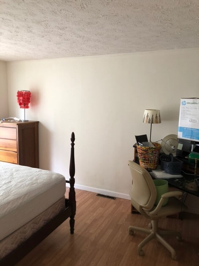 Building Photo - 703 School St