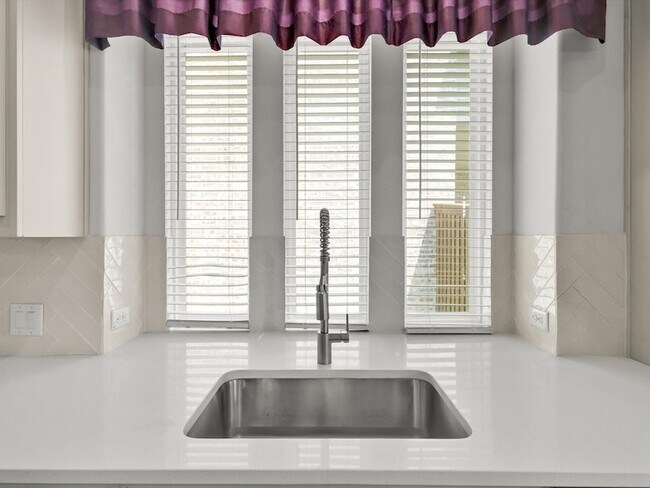 Building Photo - 439 Montrose Dr