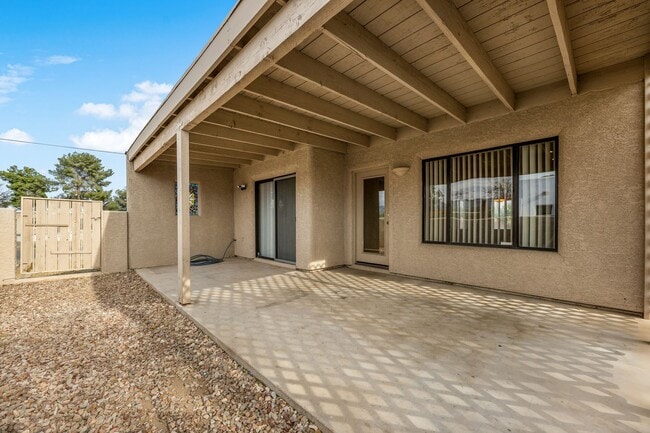 Building Photo - 4 bedroom home in Central Tucson