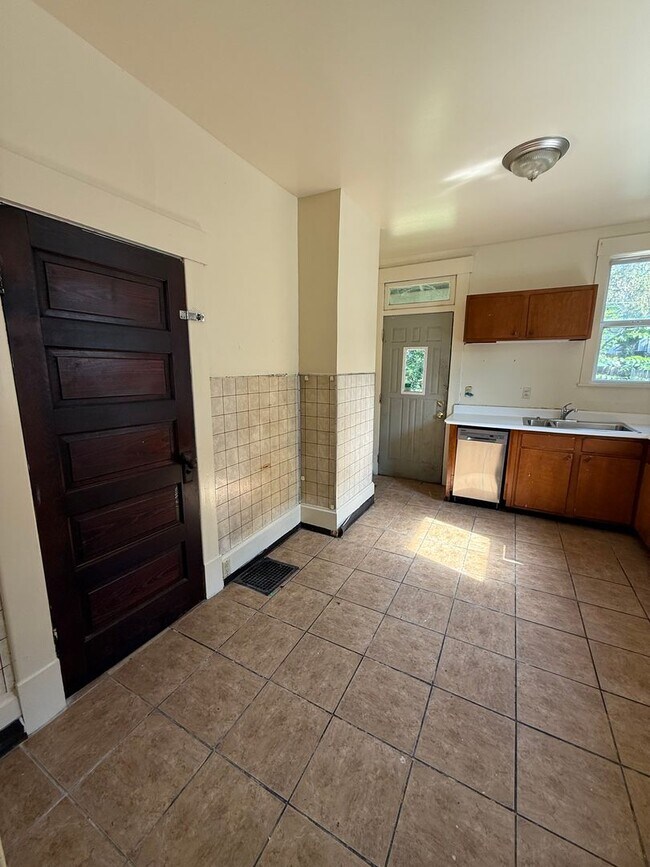 Building Photo - 3 bedroom 1 bath single family home with y...