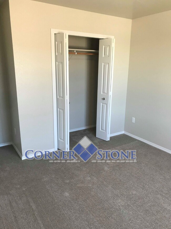Building Photo - Spacious Home Canterbury Commons!
