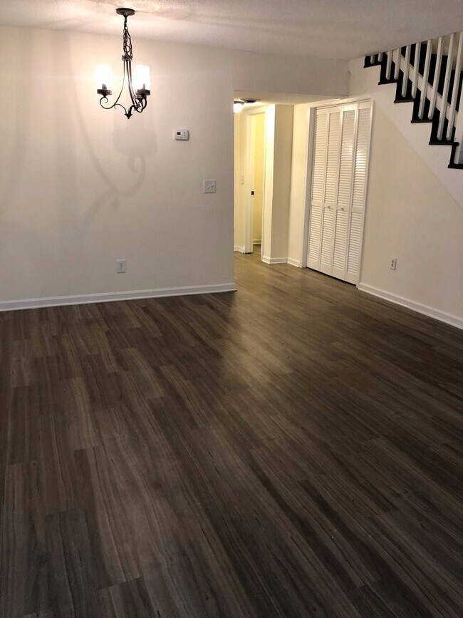 Building Photo - 119 Village Green