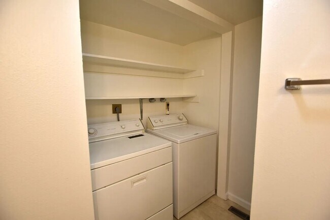 Building Photo - Spacious 2BR/2BA with Fenced Yard in Boulder