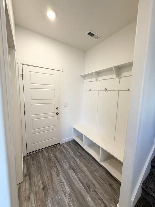 Building Photo - 3 Bedroom /2.5 Bathroom townhouse in Kearns