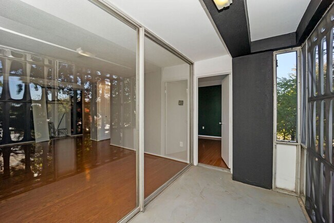 Building Photo - 1 bedroom 1 bathroom Condo in Navy Yard!