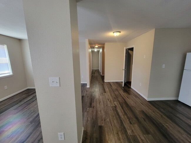Building Photo - 3 Bedroom 2 Bath Ground Level Apartment