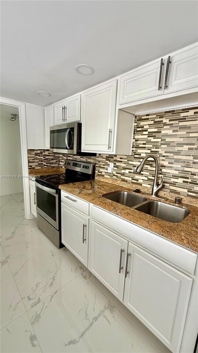 Building Photo - 4174 Inverrary Dr