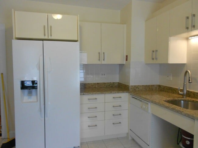 Building Photo - No Brokers Fee, In-Unit Washer and Dryer, Eat-in Kitchen, Parking for Rent
