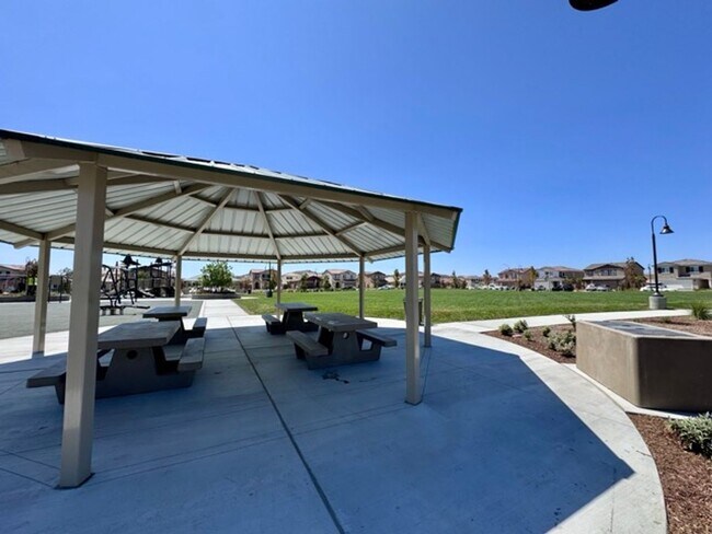Building Photo - Spacious 4 Bedroom, 2.5 Bathroom Home with...