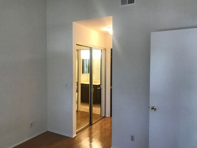 Building Photo - Stunning West Hills 1+1 Upper Unit