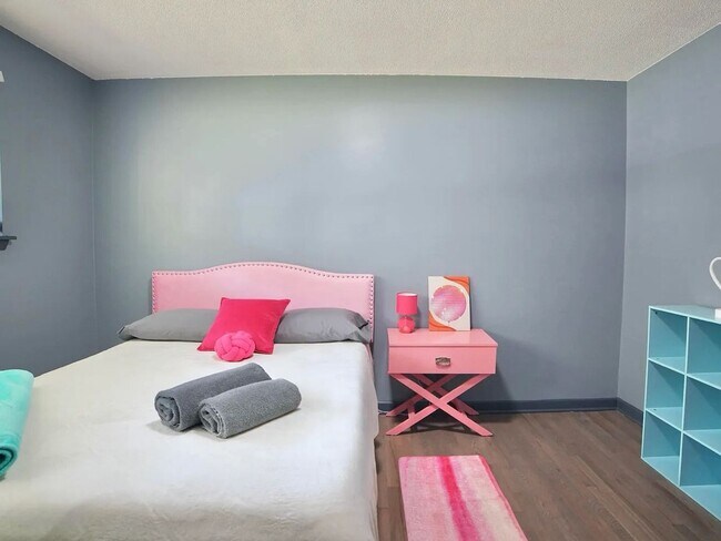 Building Photo - Three Bedroom Home