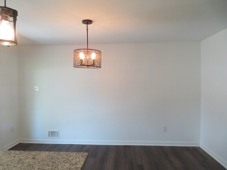 Building Photo - 7895 Pavilion Dr
