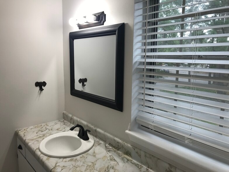 Master Bathroom - 5813 Nottoway Ct