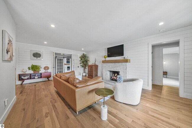 Building Photo - 7320 Peninsula Dr