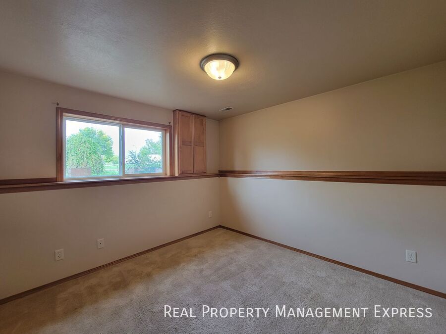 Building Photo - Beautiful 4 Bedroom 2 Bathroom Single Fami...