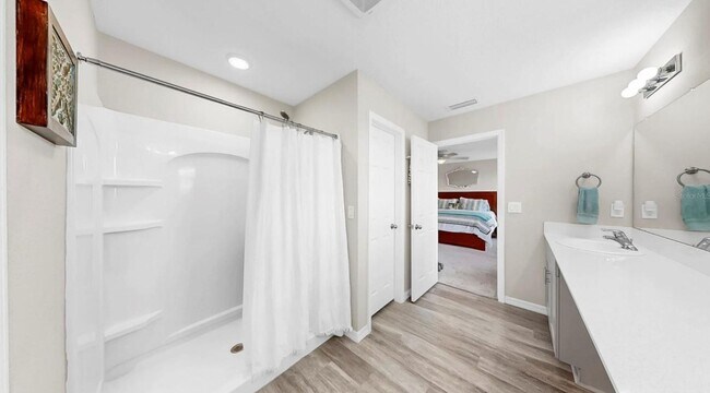 Building Photo - Spacious 5bed - With Amenities!