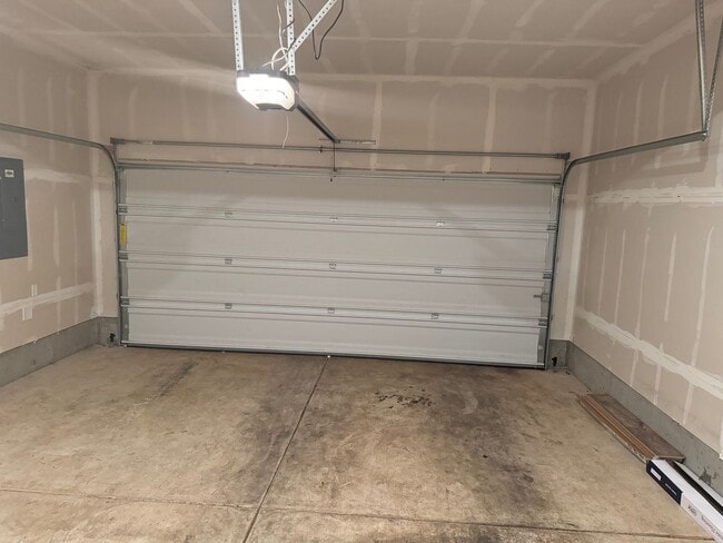 Building Photo - 4 bedroom 2.5 bathroom almost-new house in...