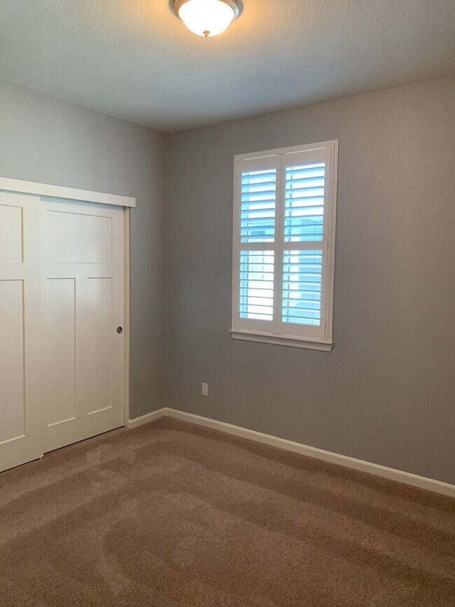 Building Photo - Designer Inspired 4x3 Stunning Home with Bonus Room and 2 Car Garage!