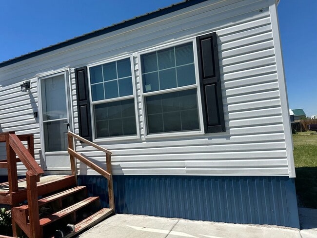 Building Photo - 3 Bed, 2 Bath Trailer