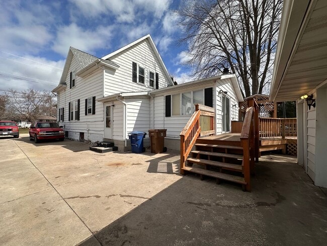 Building Photo - 733 1st St