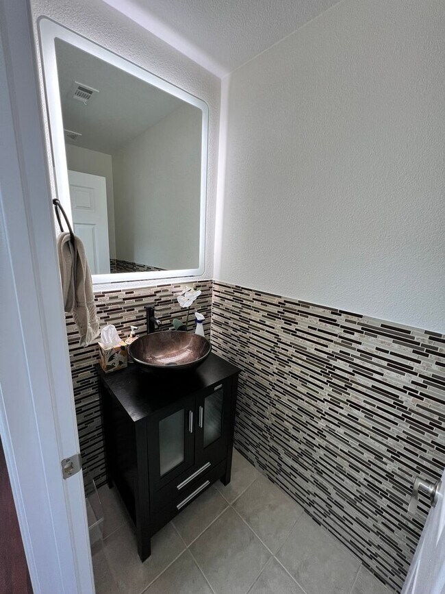 Building Photo - Cozy Fully Furnished Single Story Home