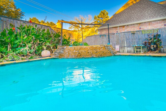 Building Photo - 15738 Fleetwood Oaks Dr