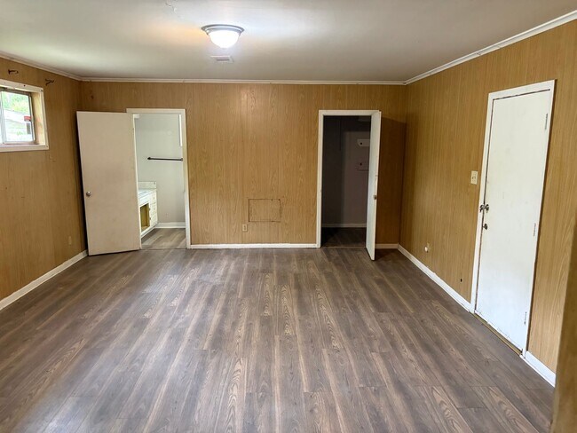 Building Photo - Spacious 3 Bedroom Home