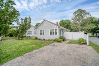 Building Photo - WINTER RENTAL Fully Furnished 2 Bedroom Co...