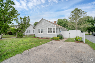 Building Photo - Fully Furnished 2 Bedroom Cottage Steps to...