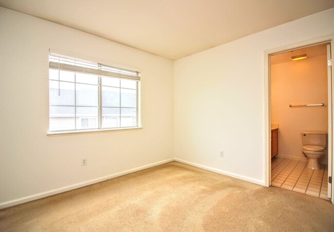 Building Photo - 2 Bedroom 2.5 Bath Home in Petaluma