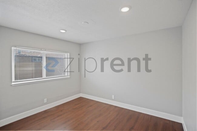 Building Photo - 26910 Manon Ave