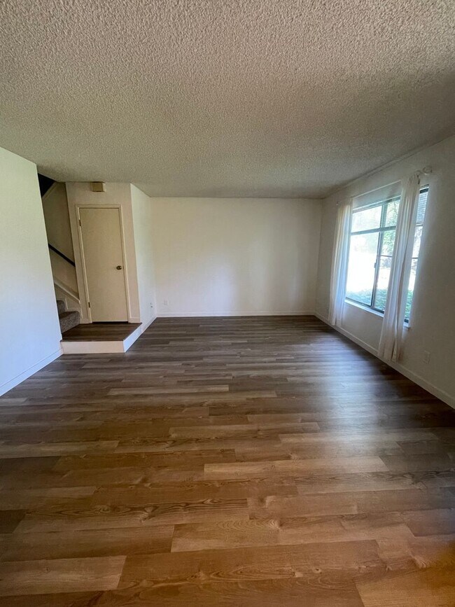 Building Photo - Beautiful Capitola Condo minutes from Capitola Village!