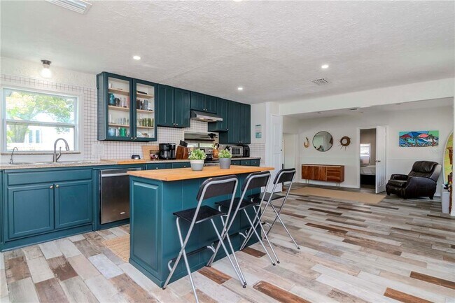 Building Photo - 1528 W River Shore Way