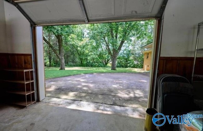 Building Photo - 102 Jones Valley Dr SE