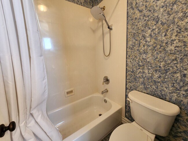 Building Photo - Beautifully Upgraded Southern Highlands Ga...