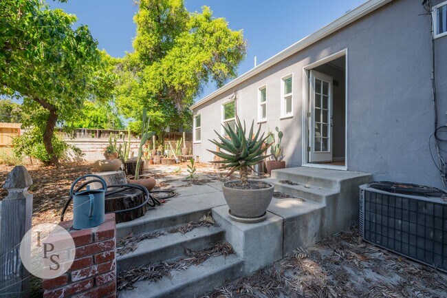 Building Photo - Beautifully Updated Fresno High Home - Walkable to Gazebo Gardens, 3BR/1BA, Partially Furnished