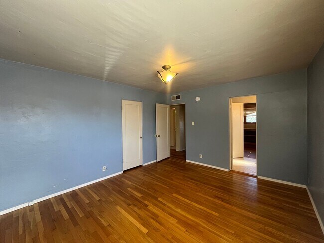 Building Photo - Quaint 3 Bedroom 2 Bathroom Home In The NE!