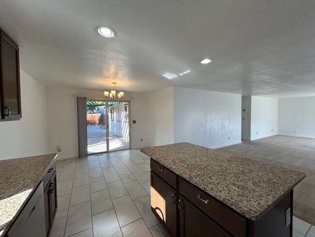 Building Photo - 4 Bedroom / 2 Bathroom Home in SW Redmond